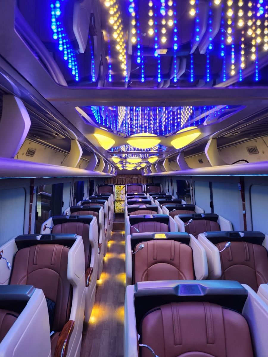 Trên xe limousine hiện đại thường trang bị các thiết bị giải trí như màn hình TV, âm thanh cao cấp và kết nối internet