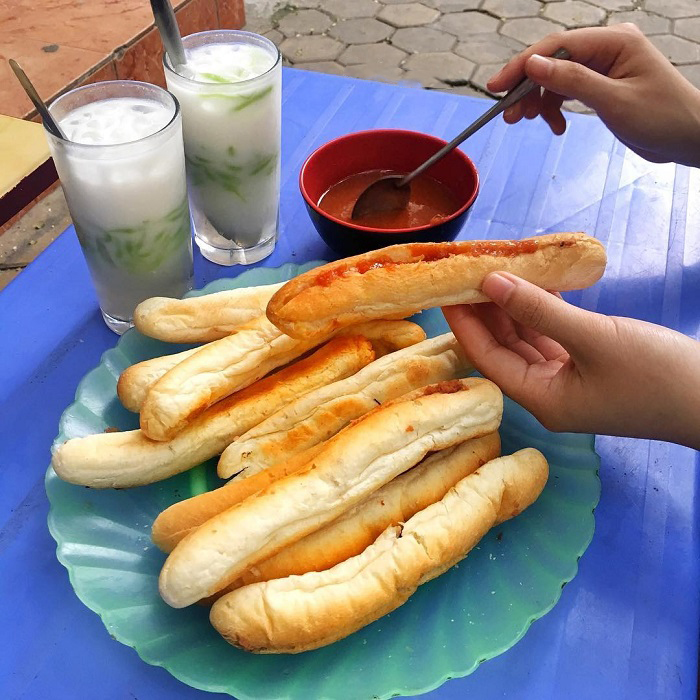 Bánh mì cay, hay còn gọi là bánh mì que, là món ăn vặt nổi tiếng ở Hải Phòng